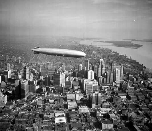The Way It Was: Graf Zeppelin Flies Over Downtown Detroit Graf Zeppelin flying over Detroit